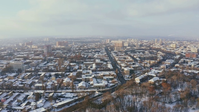 冬季，无人机低空飞过乌克兰敖德萨的老城区。城市被雪覆盖视频素材