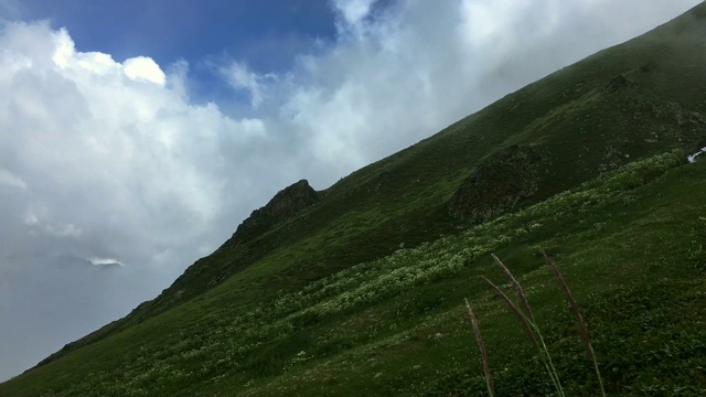 高加索山脉的雾。视频素材