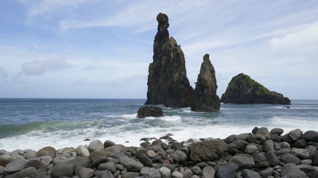 美丽的黑岩海滩在塞克斯，马德拉与海浪冲击视频素材