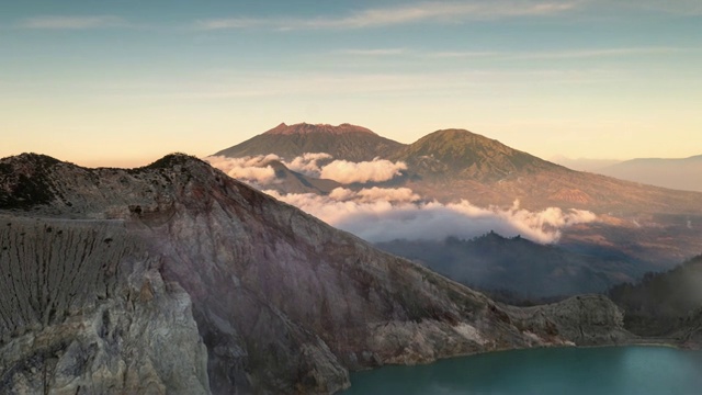 在卡瓦依真火山的早晨，随着日出漂浮的云的延时视频素材