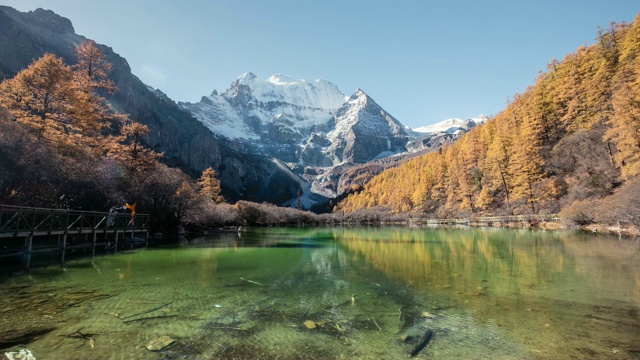 中国亚丁自然保护区秋天的仙乃日神山翡翠湖视频素材