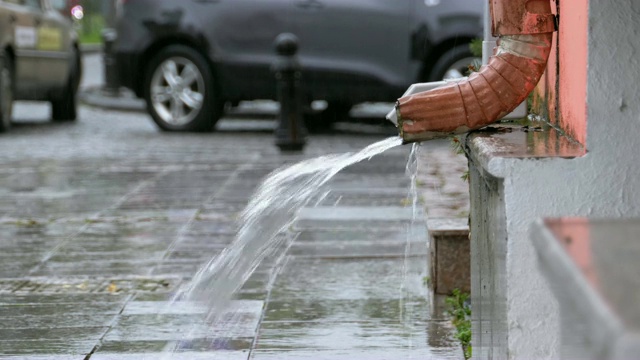 雨中的水管视频素材