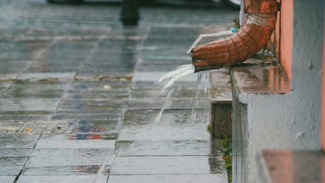 雨中的水管视频素材