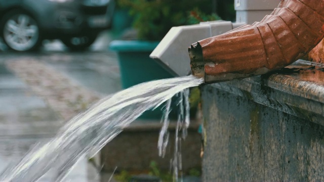 雨中的水管视频素材