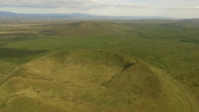 鸟瞰图绿色火山口山在湖，鸟瞰图视频素材