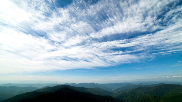 云在群山之上流动。时间流逝视频素材