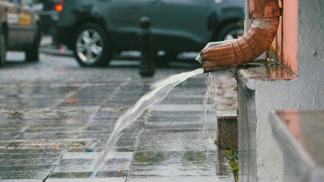 雨中的水管视频素材