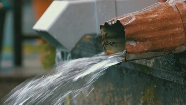 雨中的水管视频素材