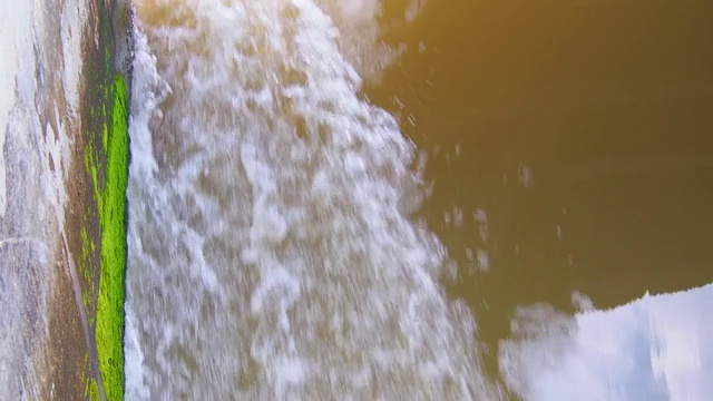 近泡沫河湍。非常湍急的河流。自然的混乱和危险。视频素材