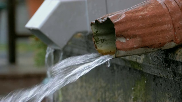 雨中的水管视频素材