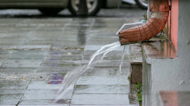 雨中的水管视频素材