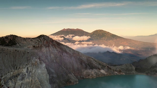 在卡瓦依真火山的早晨，随着日出漂浮的云的延时视频素材