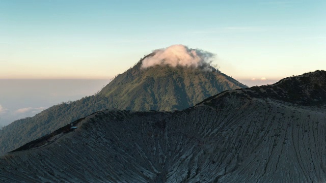 在卡瓦依真火山的早晨，随着日出漂浮的云的延时视频素材