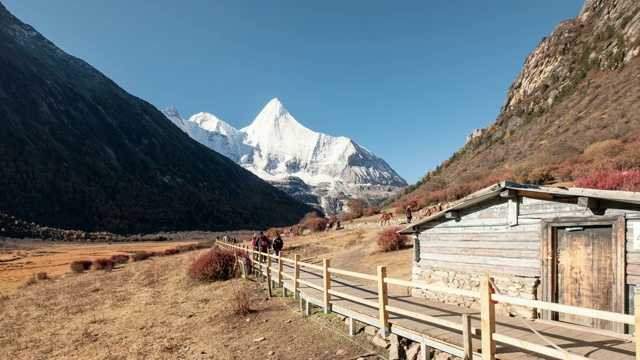 在亚丁自然保护区，西藏人和游客骑着马进入圣地羊迈永视频素材