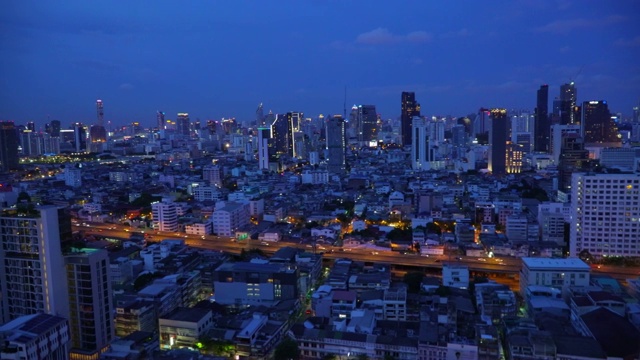 现代城市的建筑和道路的城市天际线视频素材