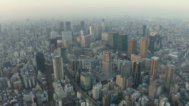 鸟瞰图的大阪市与许多摩天大楼在早上。大阪是日本第二大都市区大阪府的首府。视频素材