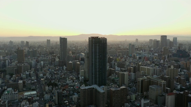 鸟瞰图的大阪市与许多摩天大楼在早上。大阪是日本第二大都市区大阪府的首府。视频素材