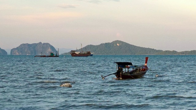 长尾船，泰国兰达岛，远处有 Ko Talabeng 和 Ko Bubu视频素材