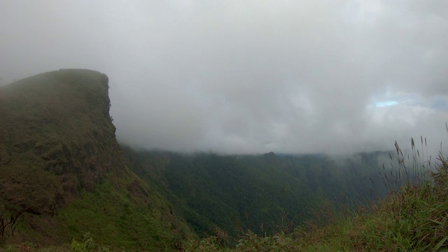 时光流逝，风吹雾吹，傍晚露出山景视频素材