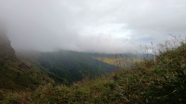 风吹雾，傍晚露出山景视频素材