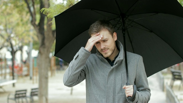 在雨中头疼的人视频素材