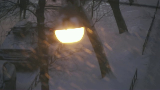 雪天晚上的街灯视频素材