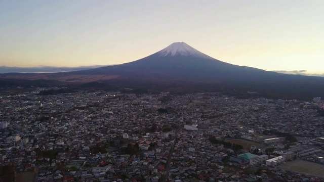 山ashi Fujikawaguchiko富士山日落鸟瞰图。城市的城市,日本。景观与建筑视频素材