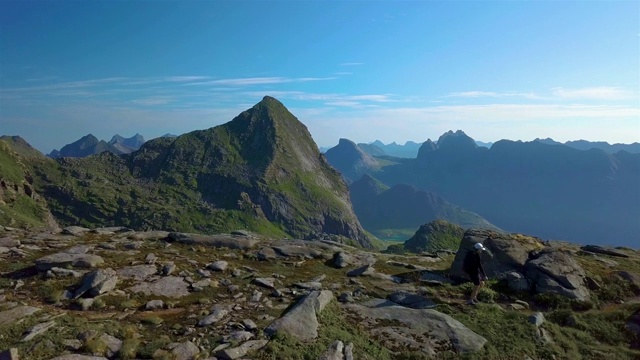 一个女孩背着背包在山里旅行视频素材