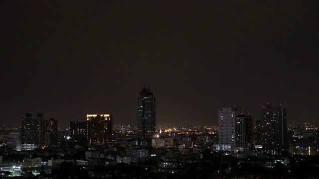 4k视频场景闪电与雷暴云夜间曼谷城市景观河边，泰国，自然和城市景观概念视频素材