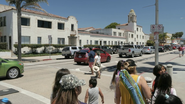 夏天海滩街的交通状况如何?美国加利福尼亚州圣克鲁斯市，美国，北美洲视频素材