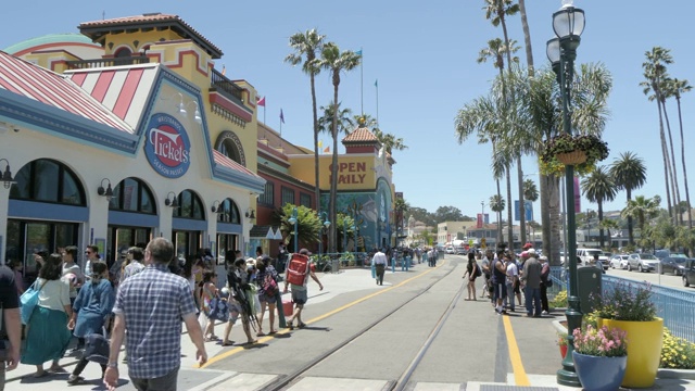 在夏天沿着海滩街看Boardwalk游乐场?美国加利福尼亚州圣克鲁斯市，美国，北美洲视频素材