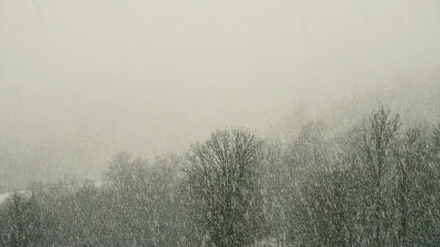 强雪在山上，雪落在墙上，动作缓慢视频素材