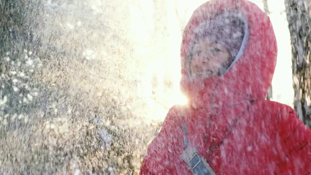 漂亮女孩抛起雪花，大笑，4k视频素材