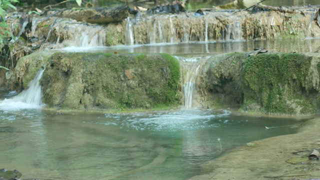 小石灰岩瀑布景视频素材