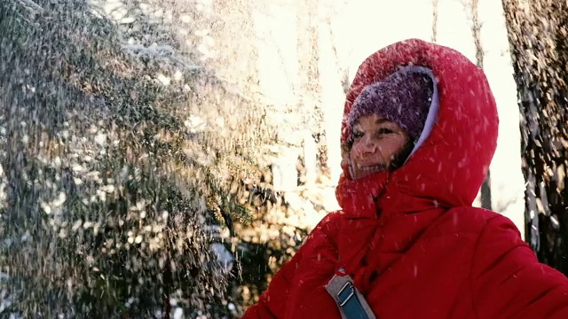 漂亮女孩笑着把雪扔了起来，慢镜头视频素材