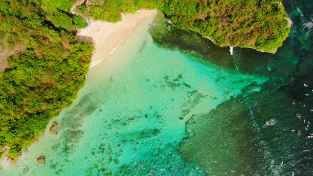 热带海滩和绿松石海洋与波浪，鸟瞰图。视频素材