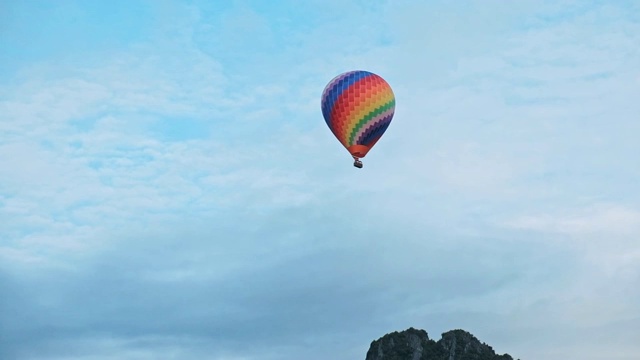 热气球在飞。视频素材