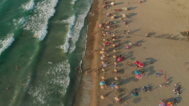 鸟瞰图的海滩与人群享受大海视频素材