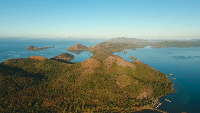 早晨有海景，有山，有海视频素材