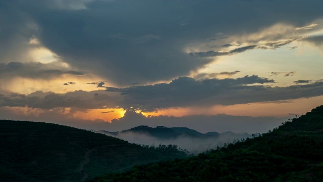 戏剧性的色彩光的自然天空和云彩在日落或日出时间在山上4K时间流逝拍摄视频素材