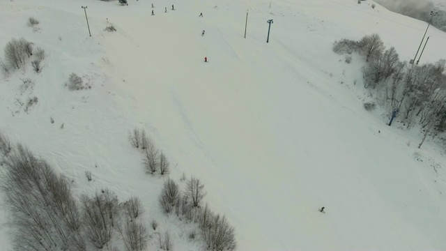 冬季的滑雪胜地。鸟瞰图视频素材