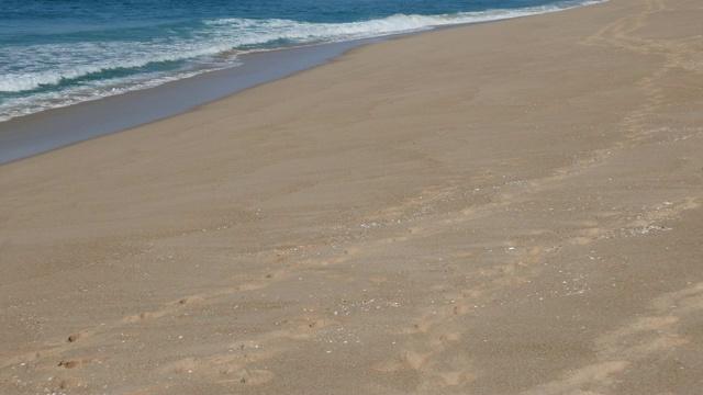 空海滩上的波浪视频素材