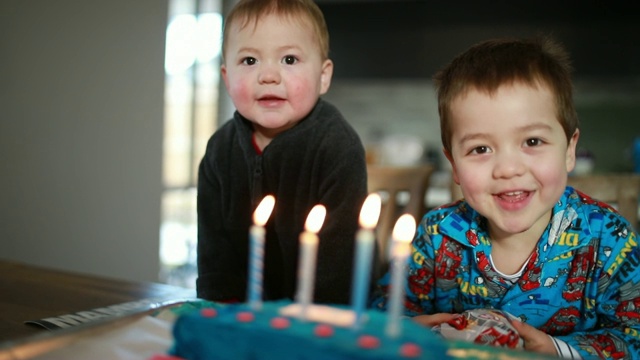 吹生日蜡烛的男孩视频下载