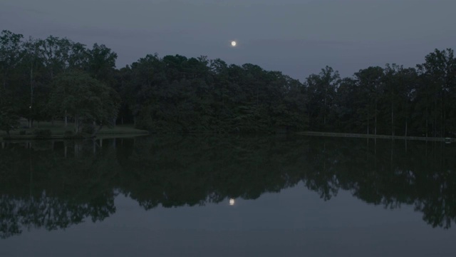 夏令营湖面上的满月，宽镜头视频素材