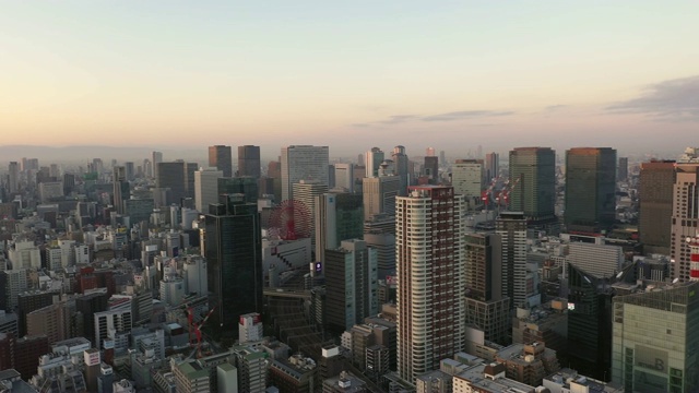 鸟瞰图的大阪市与许多摩天大楼在早上。大阪是日本第二大都市区大阪府的首府。视频素材