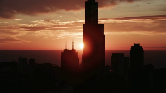 太阳从地平线升起的广角镜头，前景是芝加哥市中心视频素材