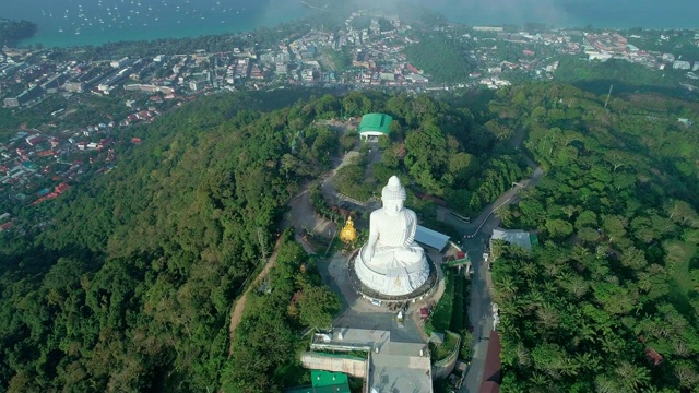 无人机俯瞰泰国普吉岛高山上的大佛雕像视频素材