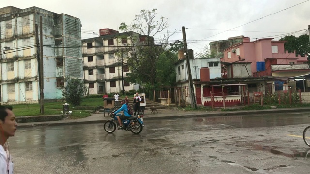 古巴圣克拉拉:下雨天的“Motonetas”视频素材