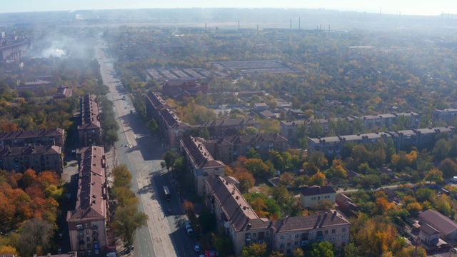 鸟瞰图。烟雾笼罩着城市视频素材