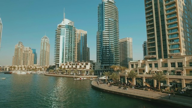 迪拜，滨海运河附近的城市景观在城镇的现代地区视频素材